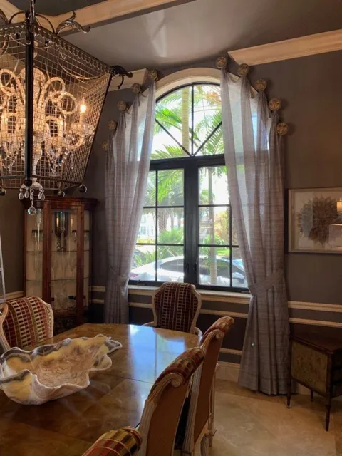 Rideaux sur mesure dans une salle à manger