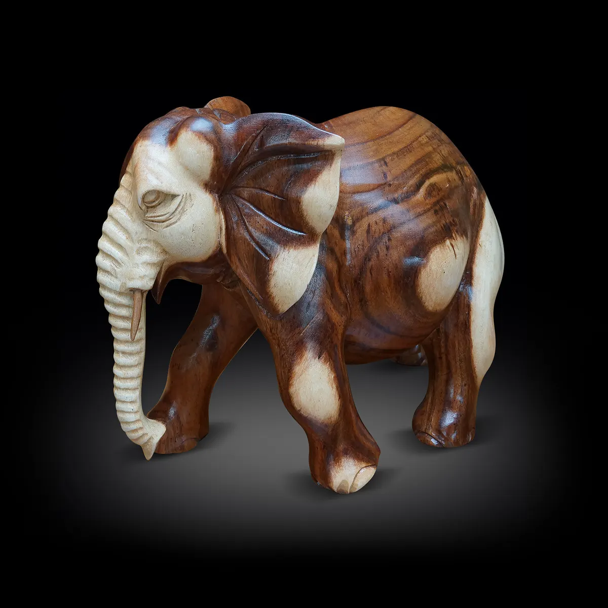 Escultura de elefante tallada en madera